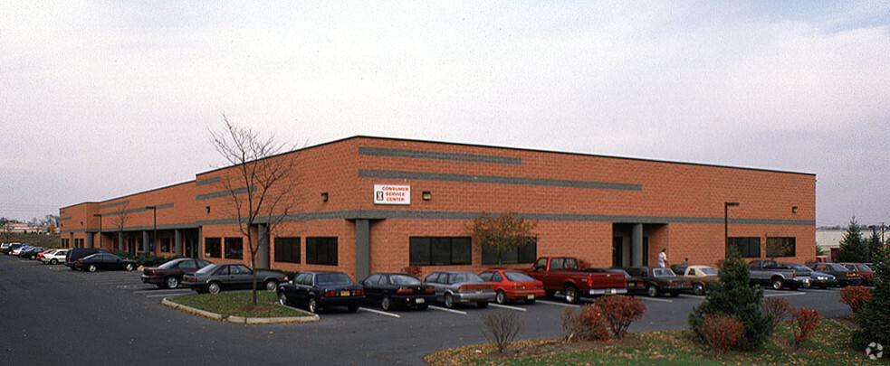 54 S Commerce Way, Bethlehem, PA for lease - Primary Photo - Image 1 of 3