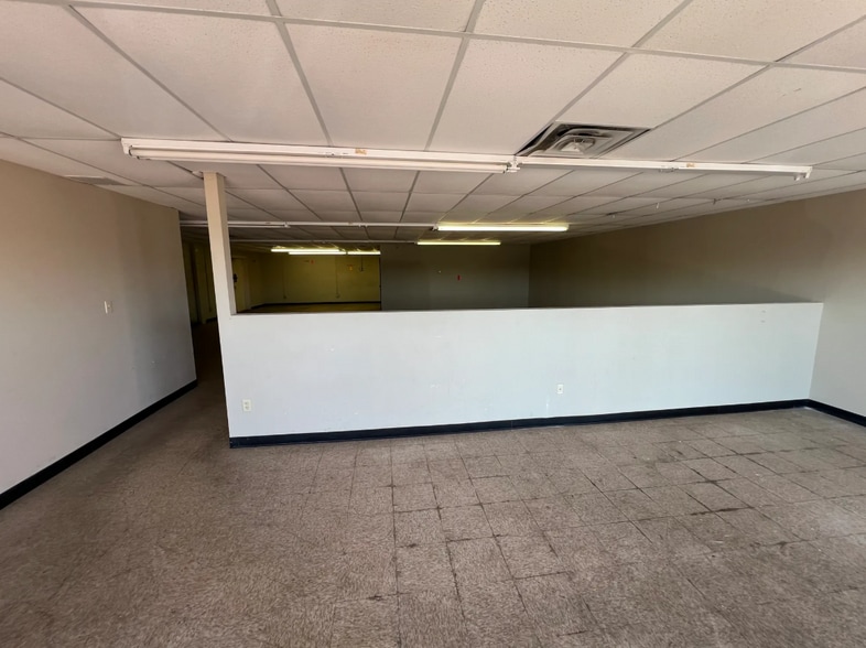 2840 NW 59th St, Oklahoma City, OK for lease - Interior Photo - Image 3 of 4
