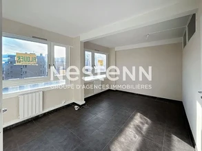 Office in Bron for lease Interior Photo- Image 2 of 6