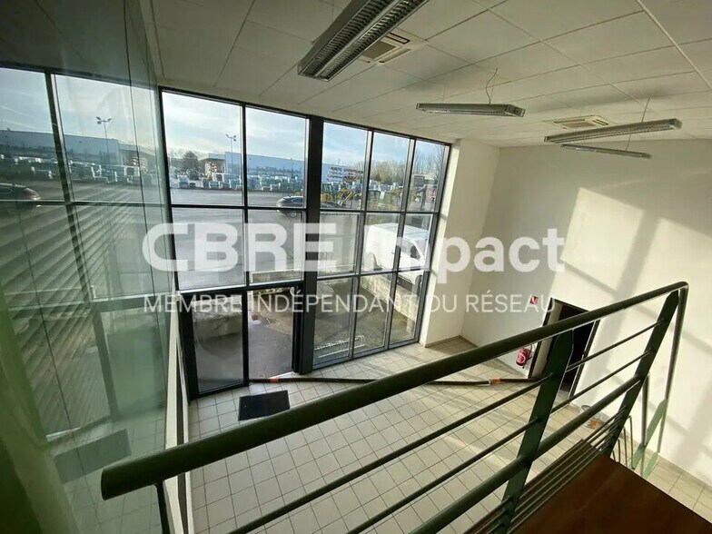Flex in Dijon for lease - Interior Photo - Image 2 of 13