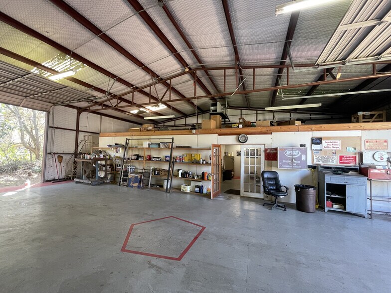 1104 W Duval St, Troup, TX for sale - Primary Photo - Image 1 of 1