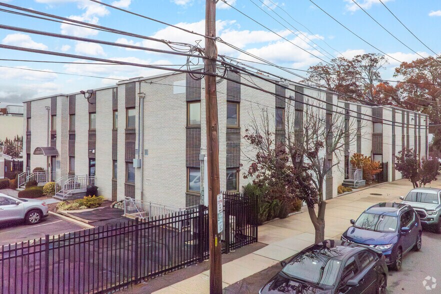 2174 Hewlett Ave, Merrick, NY for sale - Primary Photo - Image 1 of 1