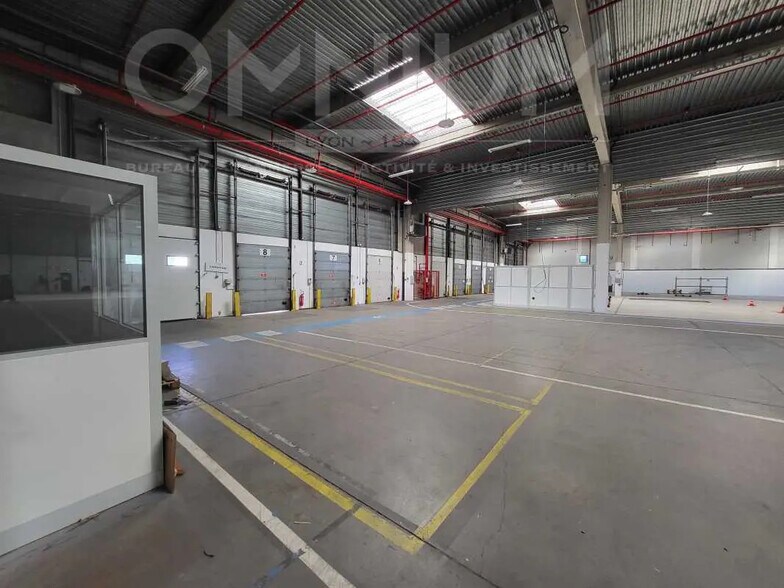 Office in Vénissieux for lease - Building Photo - Image 3 of 12