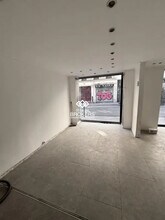 Retail in Paris for lease Interior Photo- Image 2 of 3