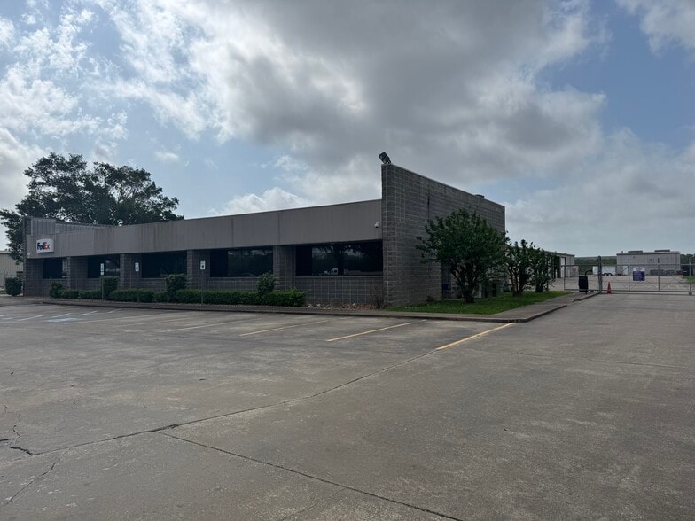 3915 W Cardinal Dr, Beaumont, TX for lease - Primary Photo - Image 3 of 16
