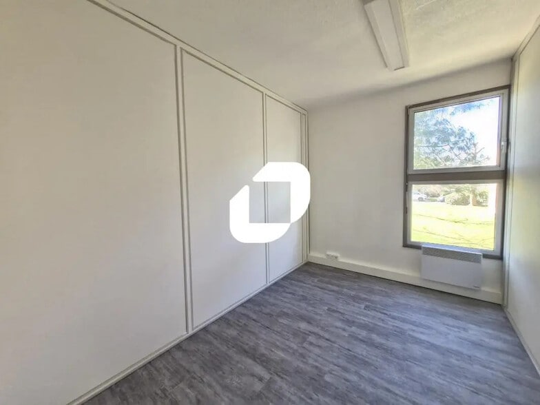 Office in Torcy for lease - Interior Photo - Image 3 of 8