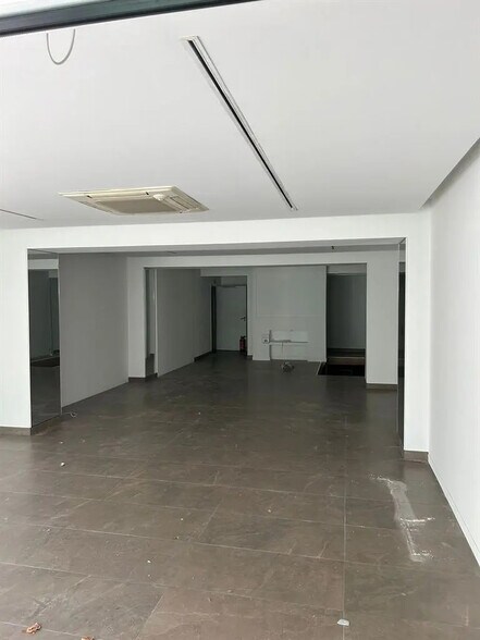 Retail in Paris for lease - Interior Photo - Image 2 of 8