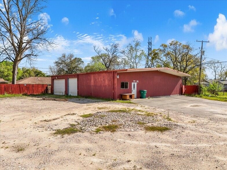 1317 Cedar Dr, La Marque, TX for lease - Primary Photo - Image 1 of 18