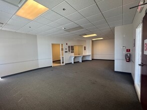 82 Miller Dr, North Aurora, IL for lease Building Photo- Image 2 of 5