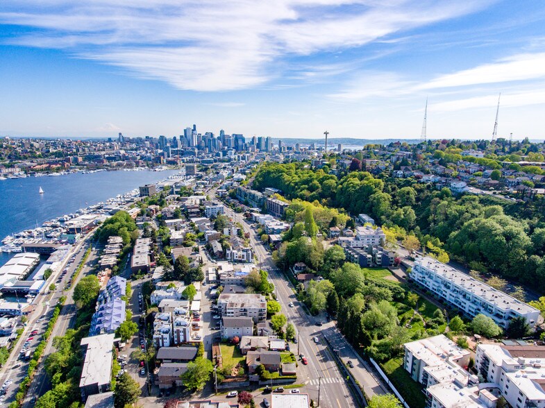 2121 Aurora Ave N, Seattle, WA for sale - Primary Photo - Image 1 of 4