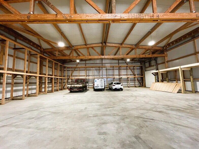 Flex in Le Plessis-Pâté for lease - Interior Photo - Image 3 of 12