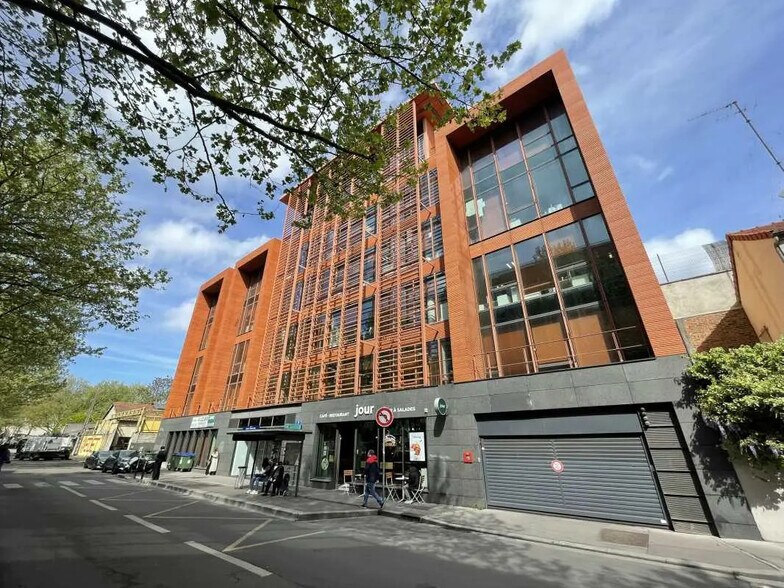 Office in Montreuil for lease - Building Photo - Image 2 of 22