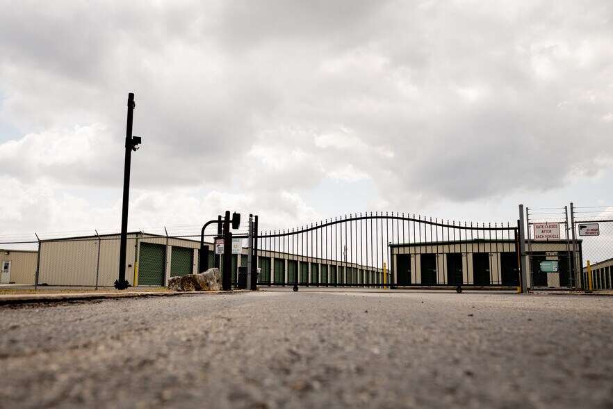 Giddings Self Storage portfolio of 2 properties for sale on LoopNet.com - Building Photo - Image 2 of 14