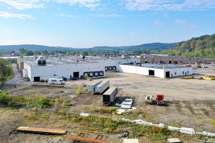 719 W New Castle St, Zelienople, PA for lease - Building Photo - Image 1 of 2