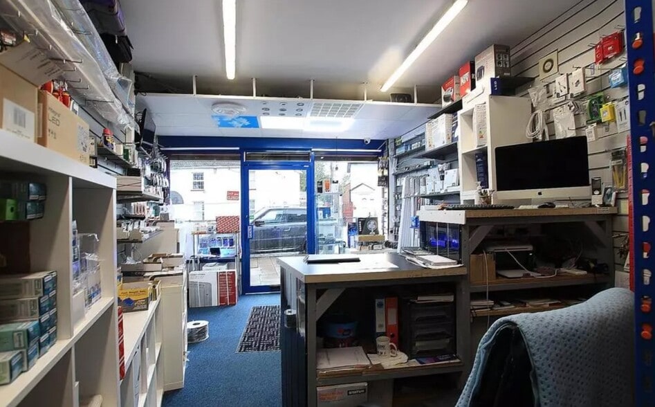 20A Spring Grove Rd, Hounslow for sale - Interior Photo - Image 1 of 12