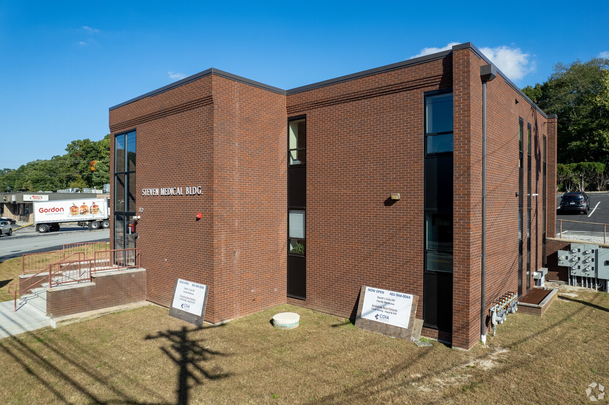 712 Oaklawn Ave, Cranston, RI for sale Primary Photo- Image 1 of 1