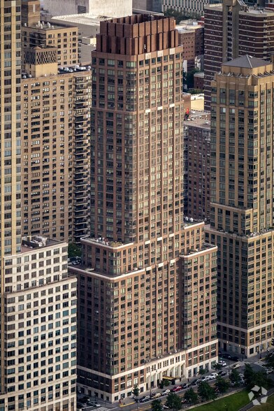 180-194 Riverside Blvd, New York, NY for sale - Primary Photo - Image 1 of 1