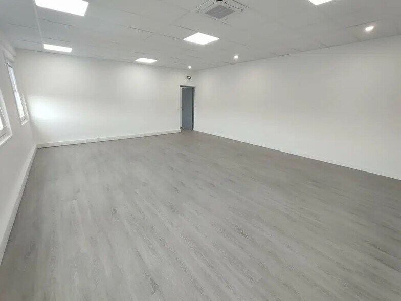 Office in Saint-Quentin-Fallavier for sale - Interior Photo - Image 3 of 7