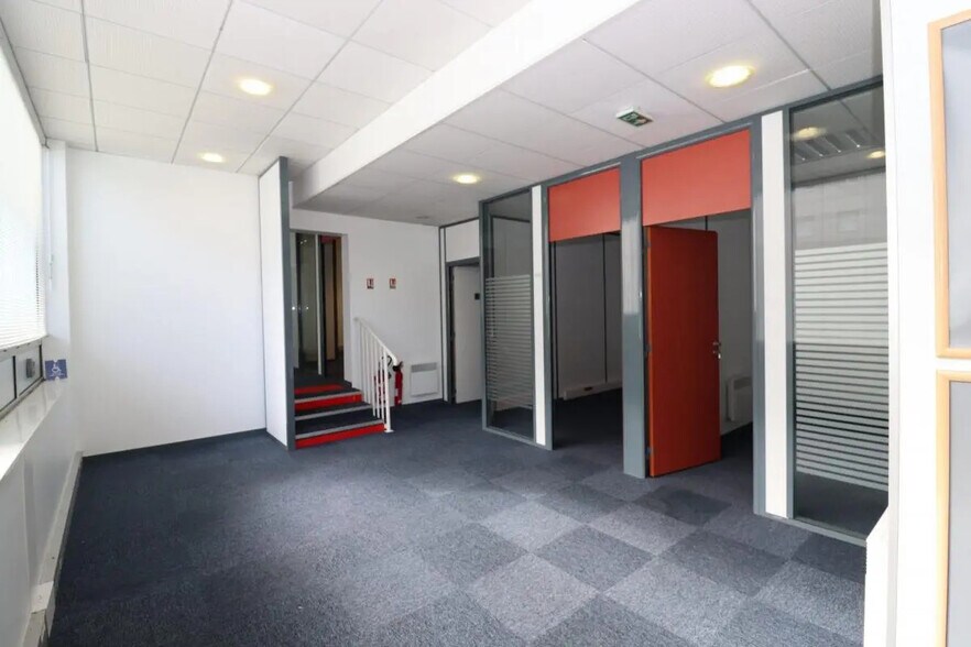 Office in Palaiseau for lease - Building Photo - Image 3 of 8
