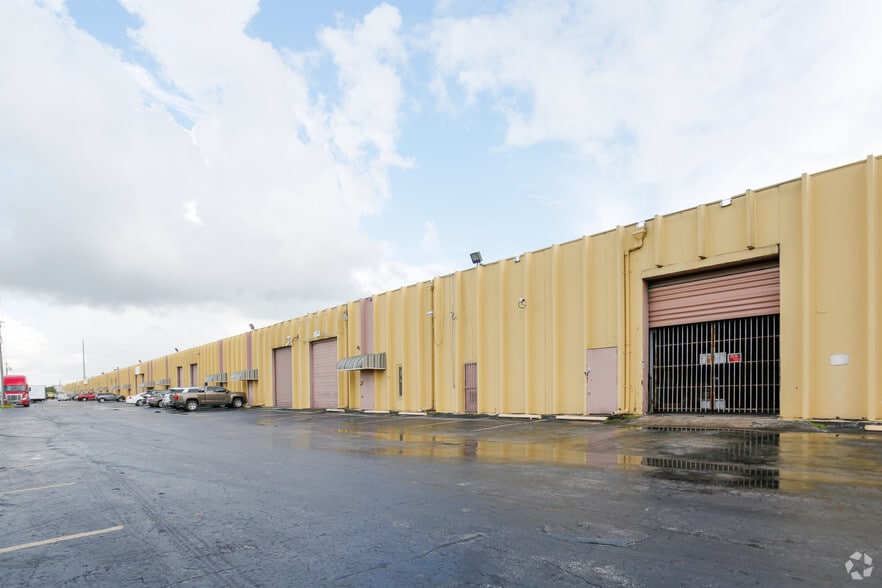 6301-6333 NW 74th Ave, Miami, FL for lease - Building Photo - Image 2 of 9