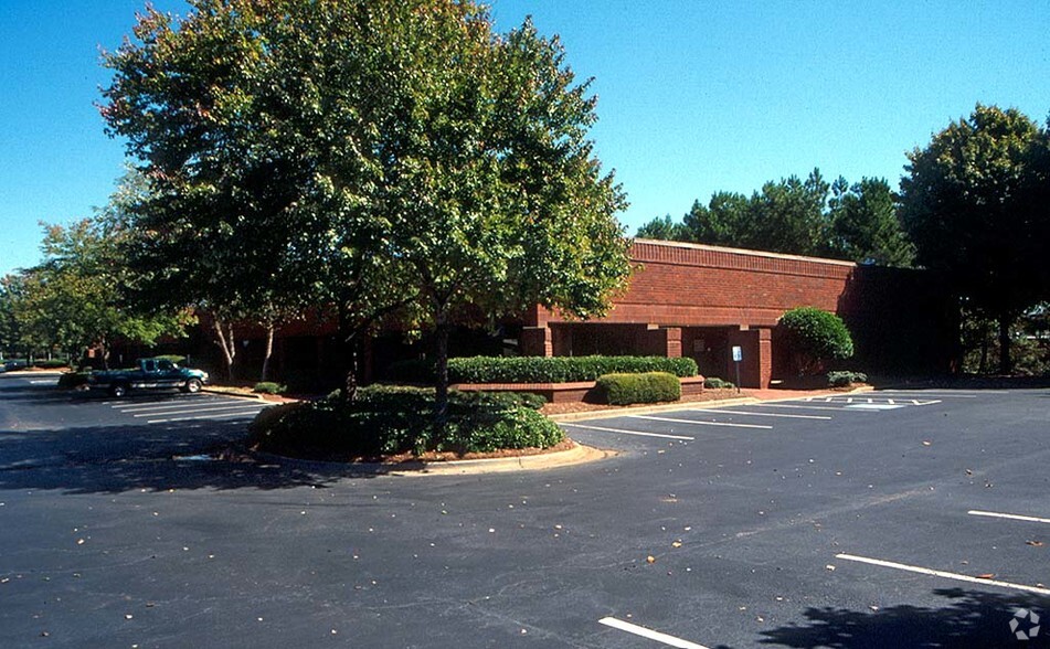 5600 Oakbrook Pky, Norcross, GA for lease - Building Photo - Image 2 of 10