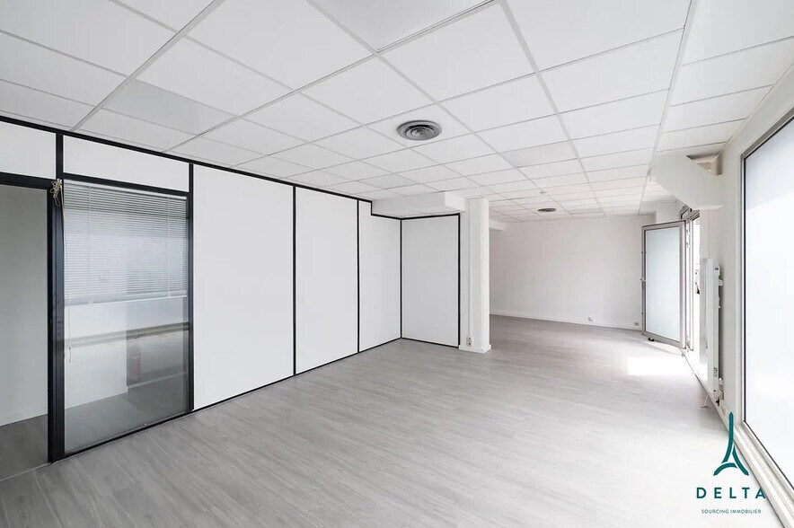 Retail in Clichy for sale - Interior Photo - Image 1 of 4