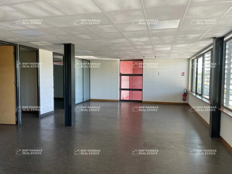 Flex in Carbon-Blanc for lease - Interior Photo - Image 2 of 12