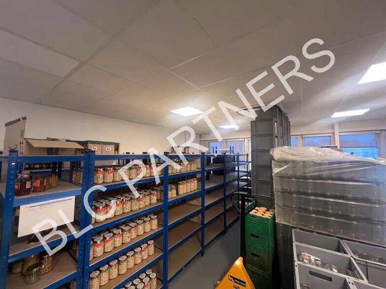 Flex in Paris for lease - Interior Photo - Image 3 of 8