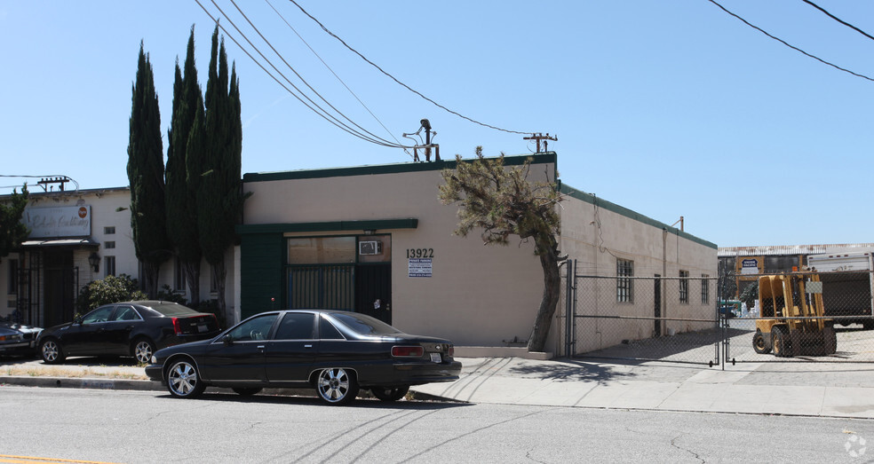 13922 Saticoy St, Van Nuys, CA for lease - Primary Photo - Image 1 of 4