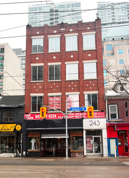 241-243 Queen St W, Toronto, ON for lease - Building Photo - Image 1 of 4