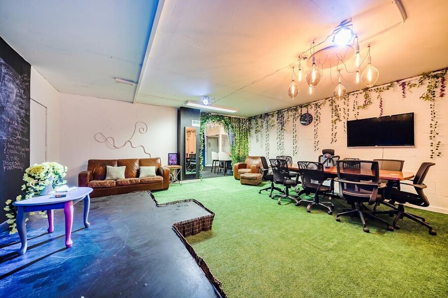 107 Drysdale St, London for sale - Building Photo - Image 3 of 12