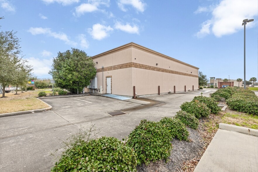 11464 Space Center Blvd, Houston, TX for lease - Building Photo - Image 3 of 9