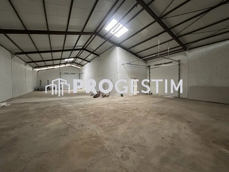 Flex in Saint-Apollinaire for lease - Interior Photo - Image 3 of 7