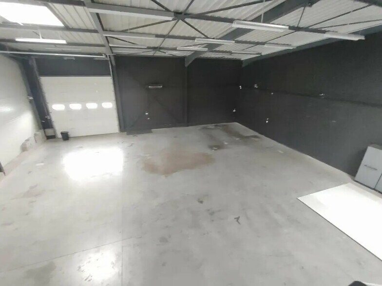 Flex in Vaulx-Milieu for lease - Interior Photo - Image 1 of 9