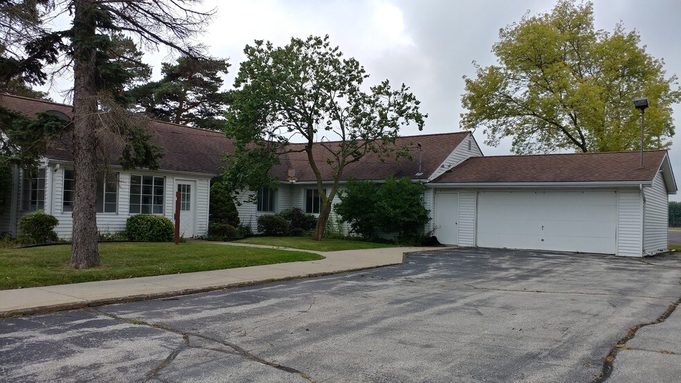 715 N Center Rd, Saginaw, MI 48638