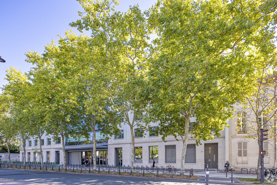 Office in Paris for lease - Building Photo - Image 3 of 5