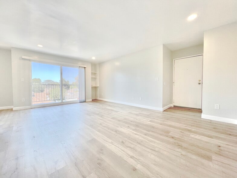 7437 Haskell Ave, Van Nuys, CA for sale - Building Photo - Image 3 of 20