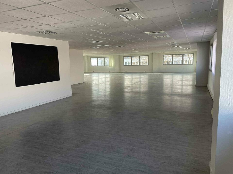 Flex in Saint-Priest for lease Interior Photo- Image 1 of 3