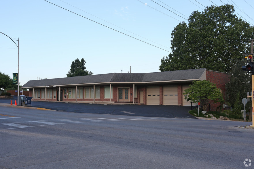 100-106 S Sterling Ave, Sugar Creek, MO for lease - Building Photo - Image 2 of 19