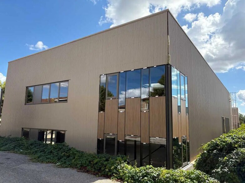 Flex in Jons for sale - Building Photo - Image 1 of 9