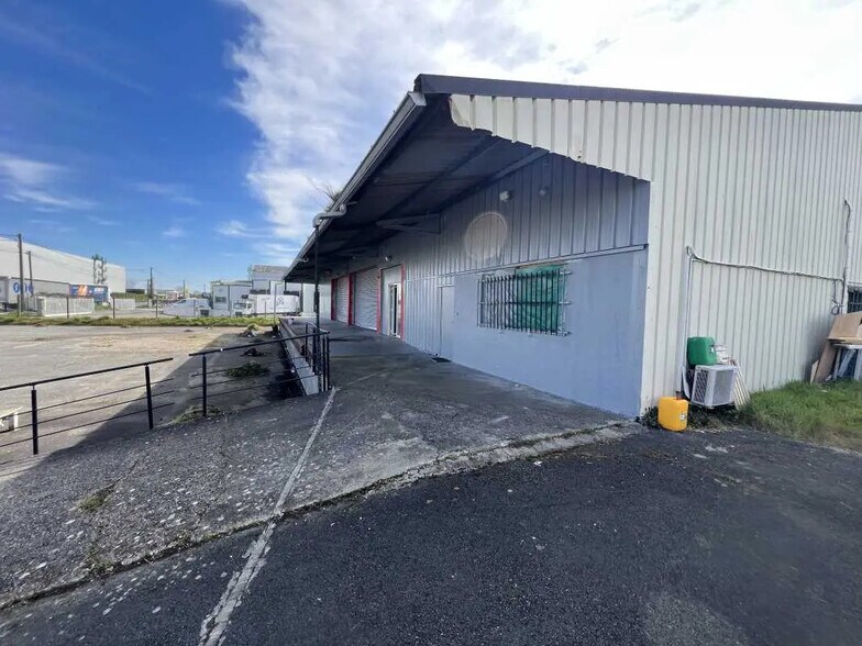 Office in Saint-Loubès for lease - Building Photo - Image 2 of 9