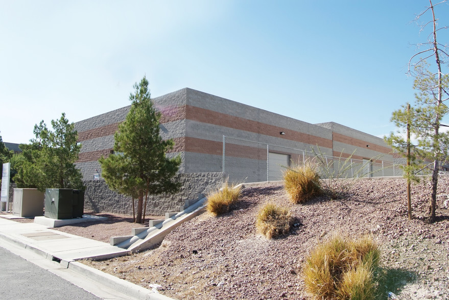 4737-4741 Vandenberg, North Las Vegas, NV for lease - Building Photo - Image 1 of 7