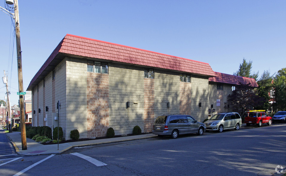 301 E 1st Ave, Tarentum, PA for lease - Primary Photo - Image 1 of 4