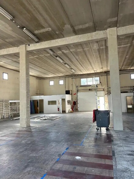 Retail in Aubagne for lease - Interior Photo - Image 3 of 6