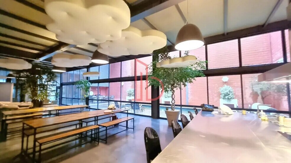 Office in Bordeaux for lease - Building Photo - Image 1 of 8