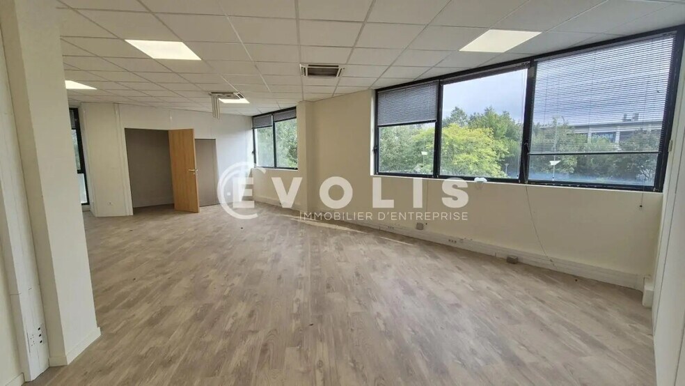 Office in Montévrain for lease - Interior Photo - Image 1 of 13