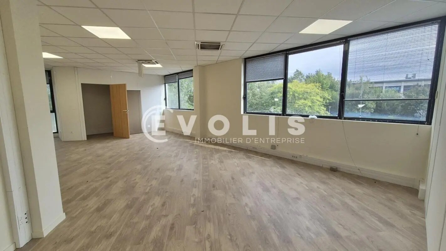 Office in Montévrain for lease Interior Photo- Image 1 of 14