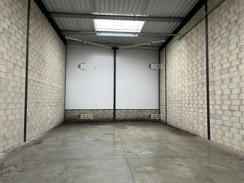 Flex in Éragny for lease - Interior Photo - Image 3 of 6