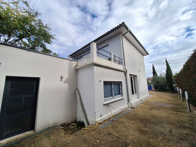 Office in Cenon for lease - Building Photo - Image 2 of 13