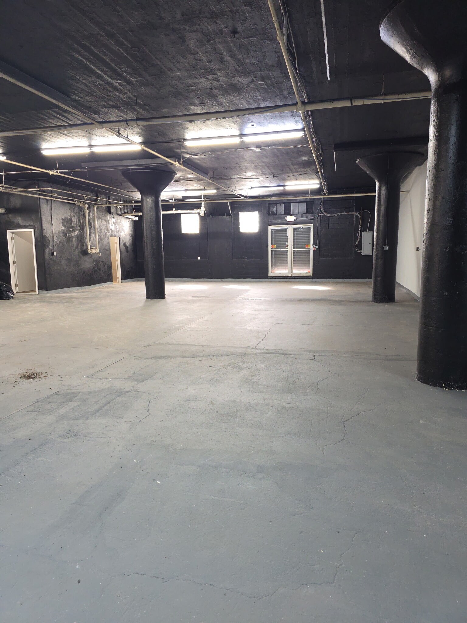 2066 W Hunting Park Ave, Philadelphia, PA for lease Interior Photo- Image 1 of 2